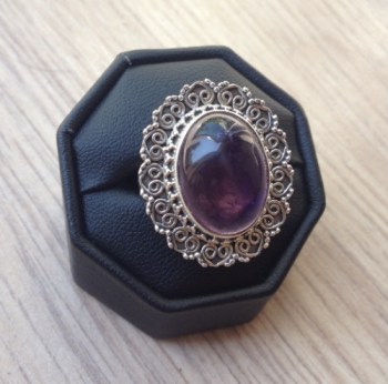 Zilveren ring met cabochon Amethist met bewerkte kop 17.5 mm